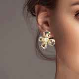 102339, FLOWER WITH PEARL STUD EARRING