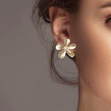 102207, FLOWER WITH PEARL STUD EARRING