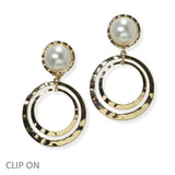 105128, ROUND PEARL ACCENT HAMMERED METAL DANGLE CLIP ON EARRING