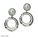 105128, ROUND PEARL ACCENT HAMMERED METAL DANGLE CLIP ON EARRING