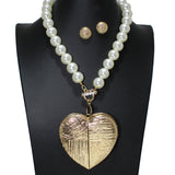 106447, TEXTURED HEART WITH PEARL STRAND TOGGLE NECKLACE
