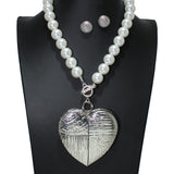 106447, TEXTURED HEART WITH PEARL STRAND TOGGLE NECKLACE