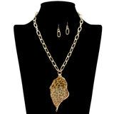 109457, BOLD LEAF ACRYLIC PENDANT CHAIN NECKLACE