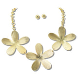 113061, TEXTURED TRIPLE FLOWER METALLIC STATEMENT NECKLACE