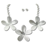 113061, TEXTURED TRIPLE FLOWER METALLIC STATEMENT NECKLACE