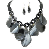 YNE5646GY_AJ 22 · Marbled Resin Statement Necklace Set – Gray