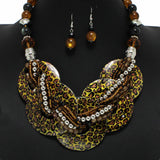 96768, ROUND SHELL WITH BEADED NECKLACE